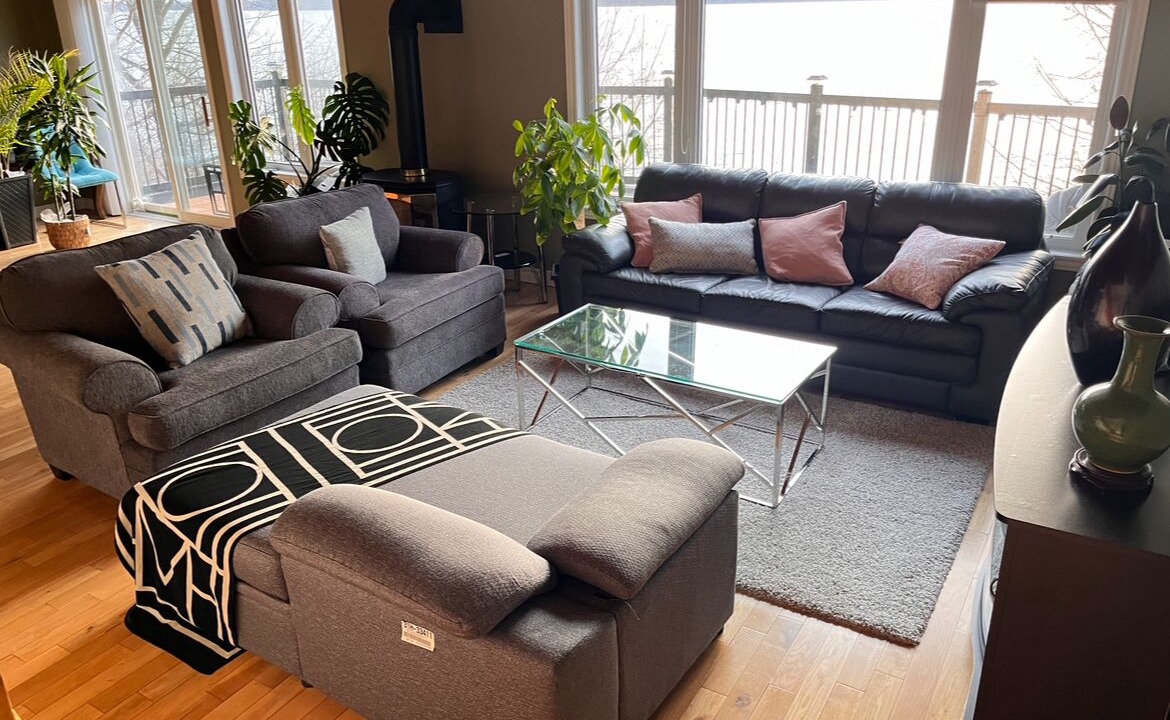 Photo of Livingroom in Scugog