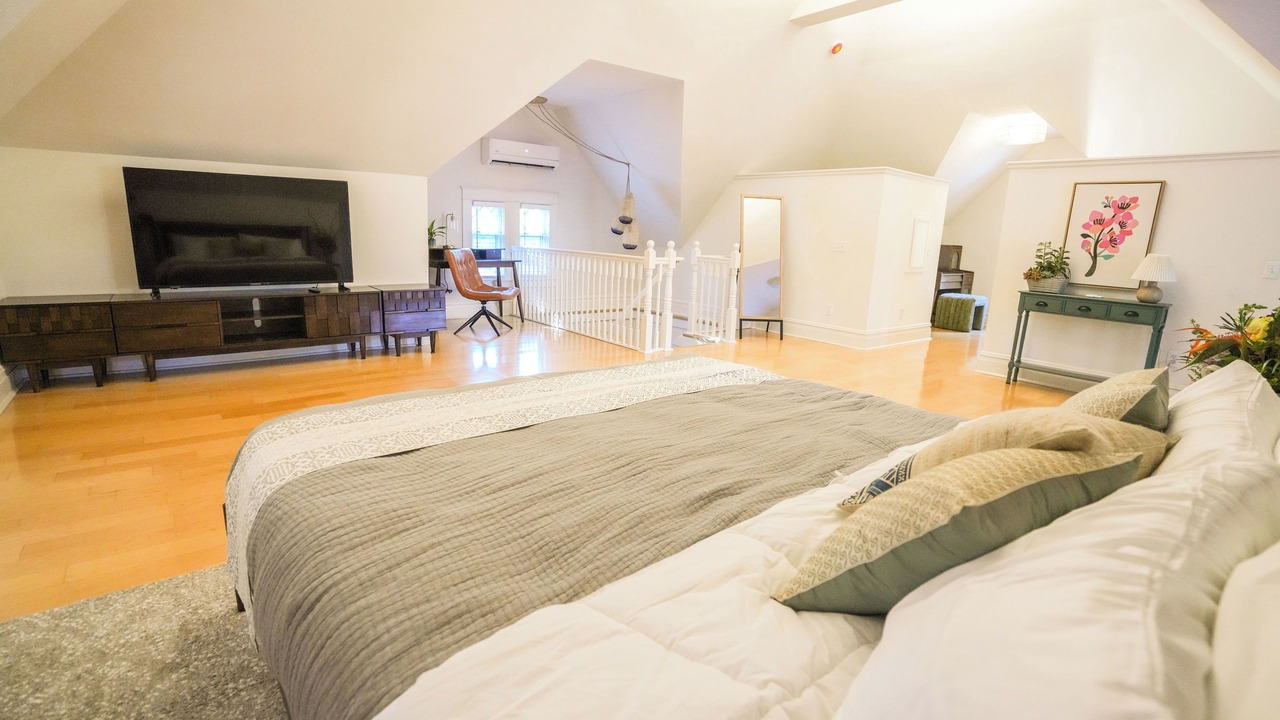 Photo of Bedroom in Summit - University