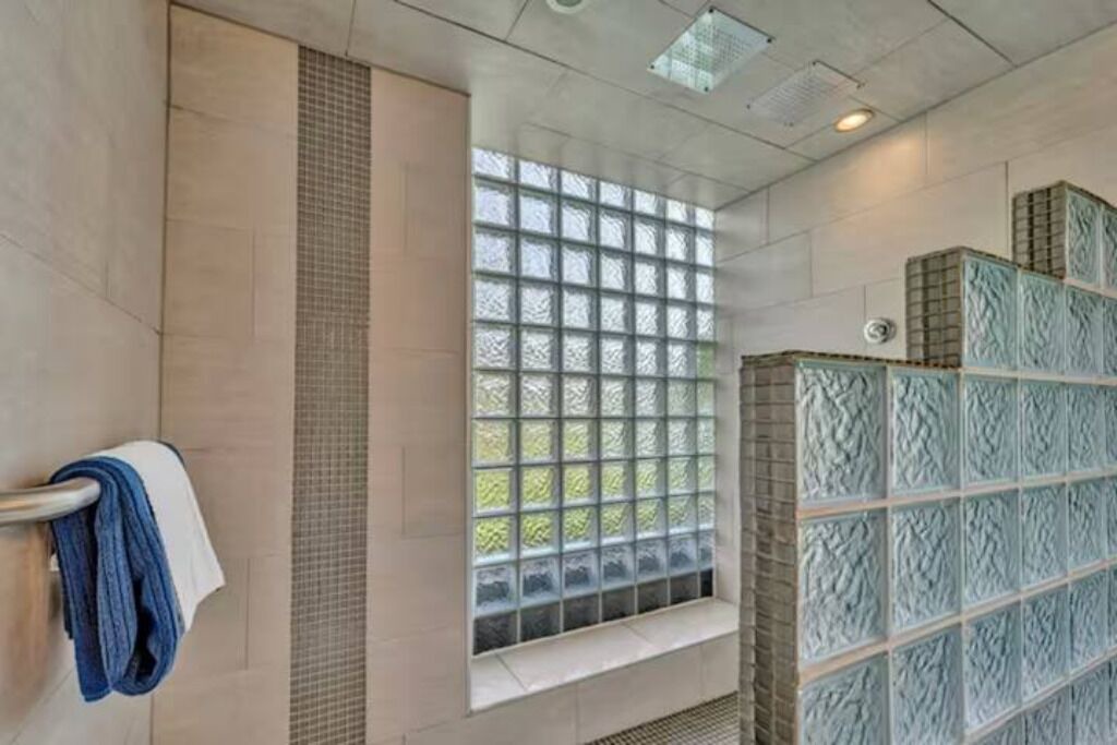 Photo of Bathroom in Puce