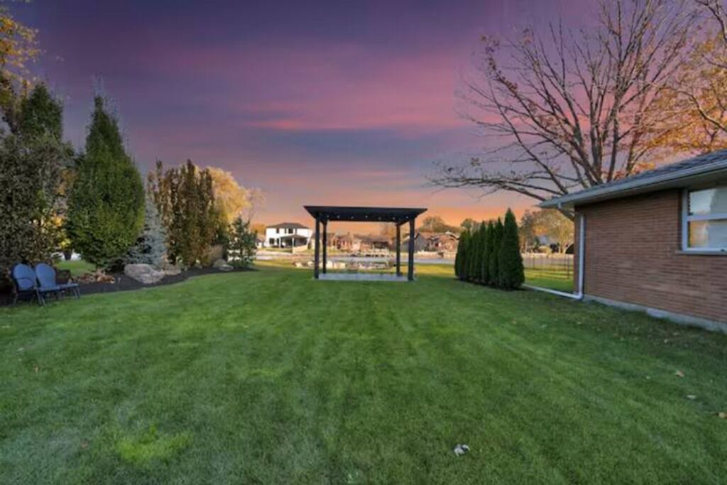 Photo of Outdoor in Puce