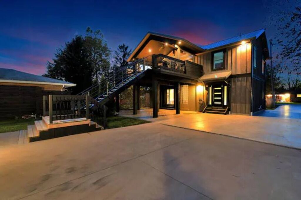 Photo of Outdoor in Puce