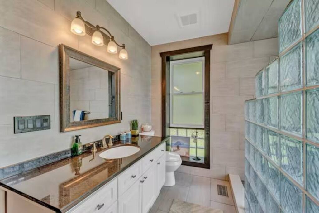 Photo of Bathroom in Puce