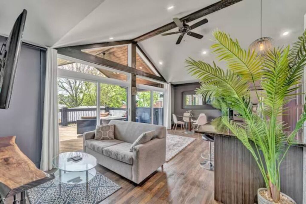 Photo of Livingroom in Puce