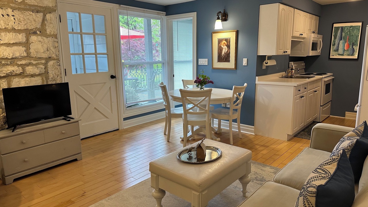 Photo of Livingroom in Amherstview