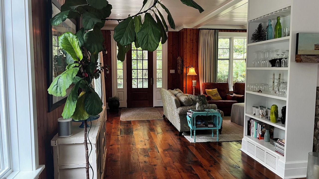 Photo of Livingroom in Grand Bend