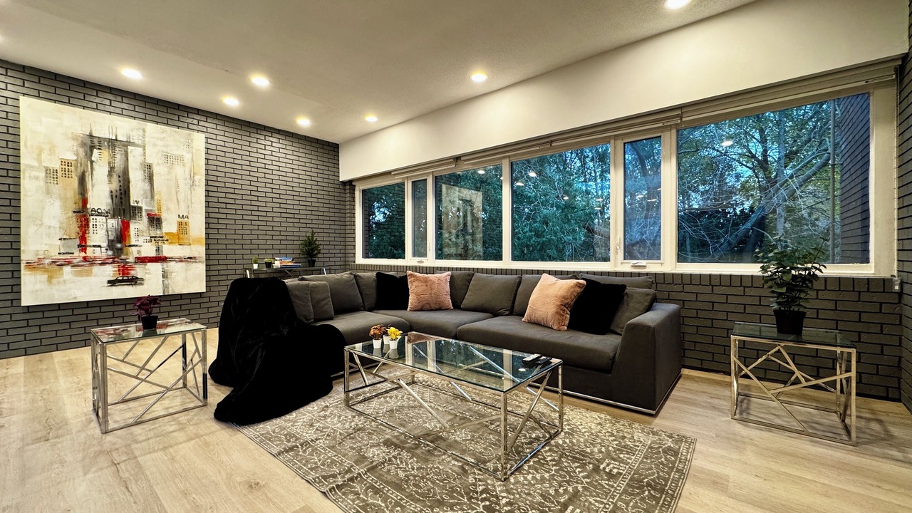 Photo of Livingroom in Bayview Woods - Steeles