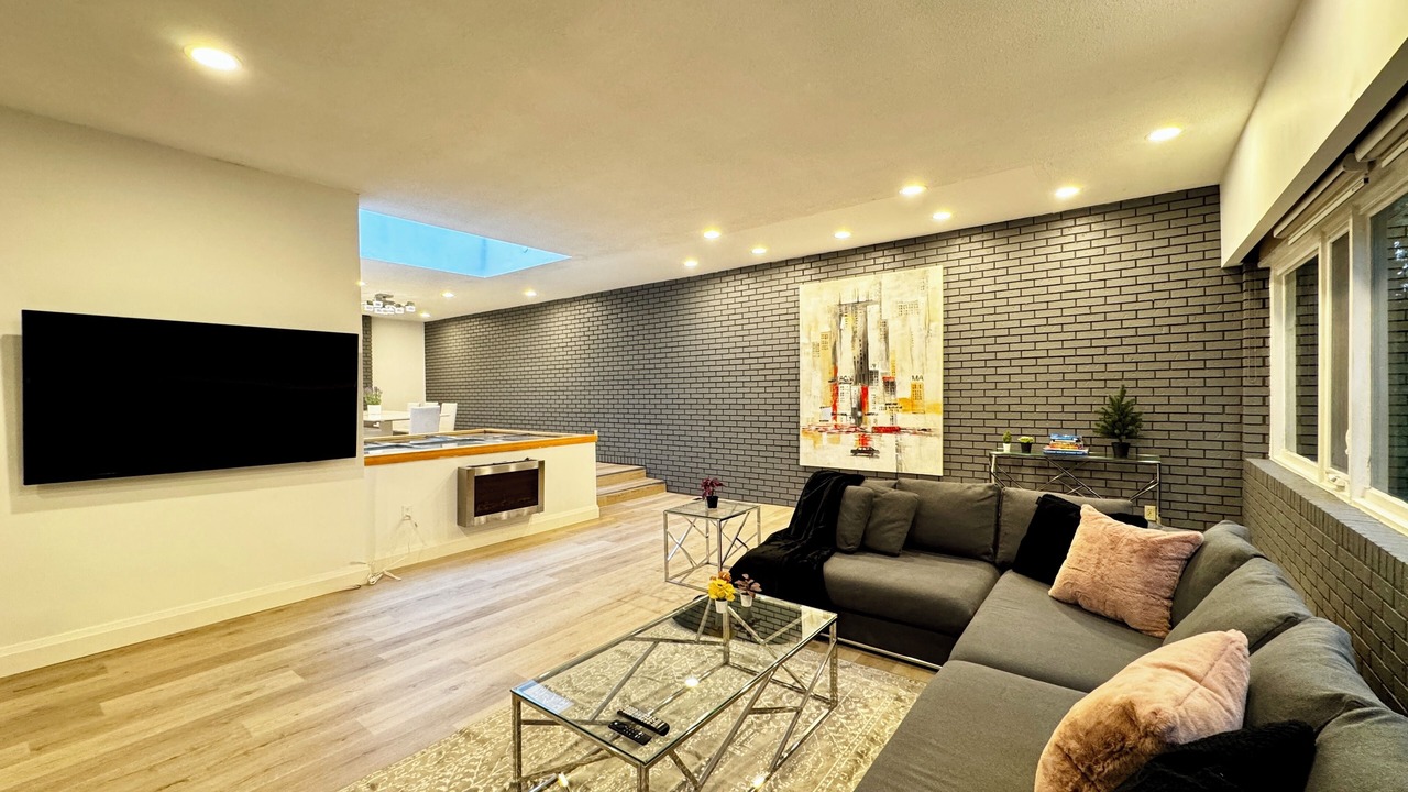 Photo of Livingroom in Bayview Woods - Steeles