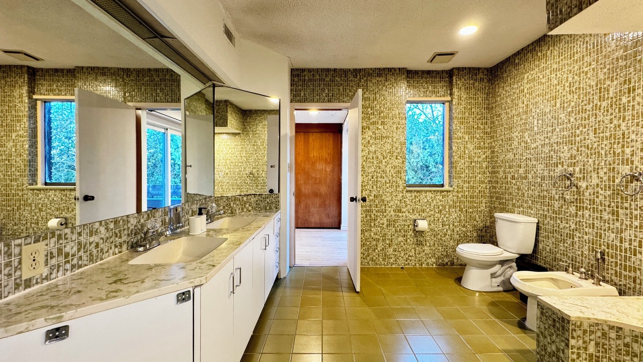 Photo of Bathroom in Bayview Woods - Steeles