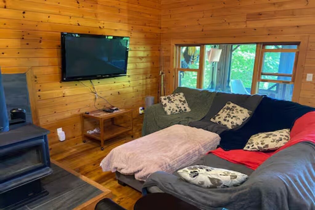 Photo of Livingroom in Central Frontenac