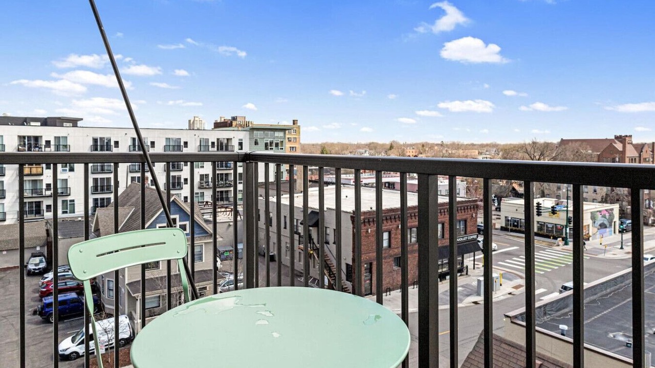 Photo of Patio Balcony in Lyn-Lake