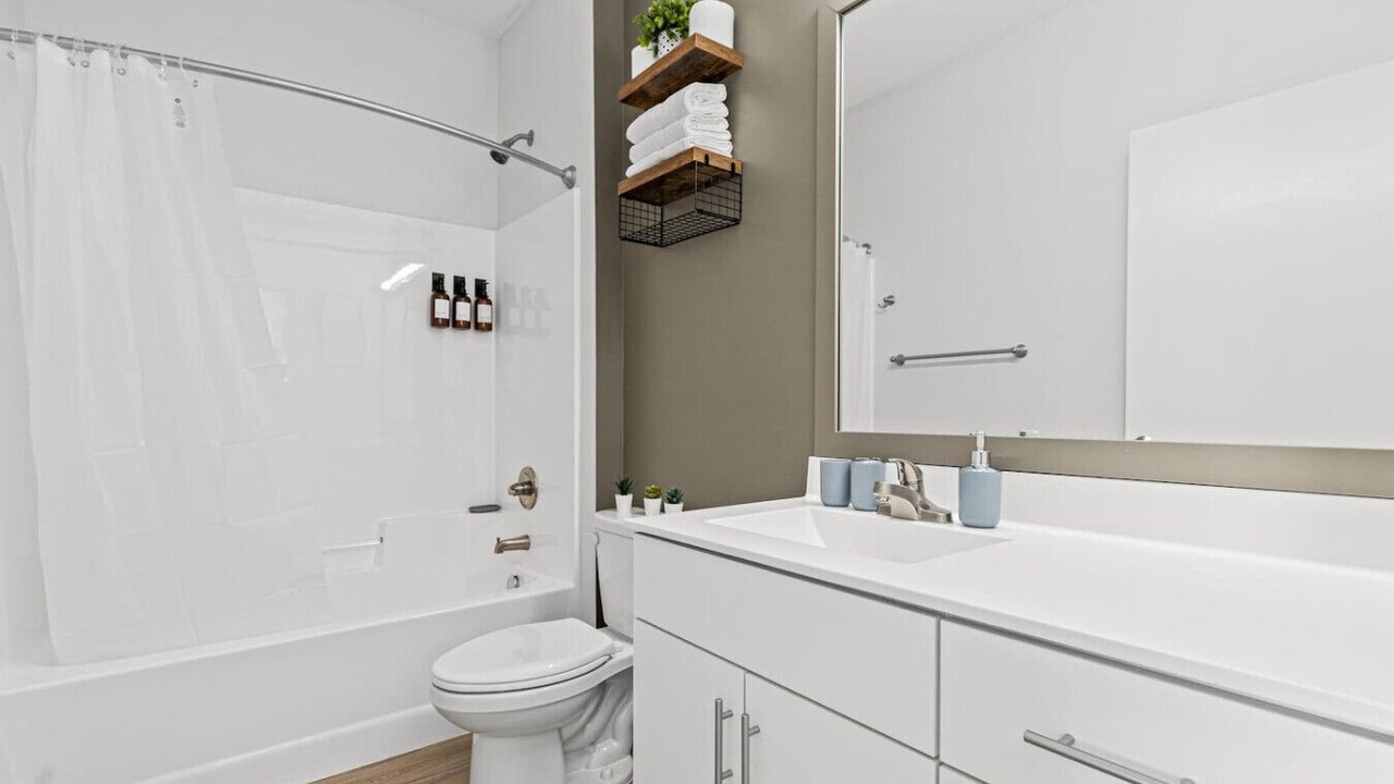 Photo of Bathroom in Lyn-Lake