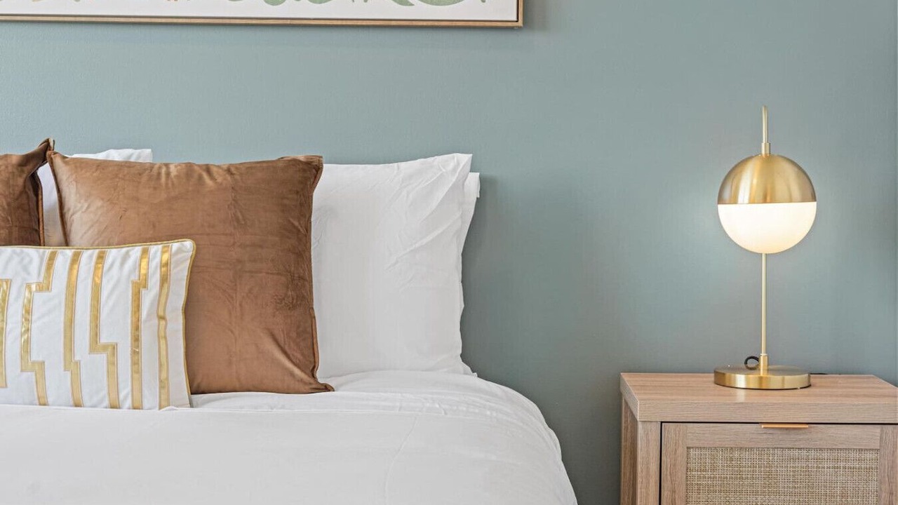Photo of Bedroom in Lyn-Lake