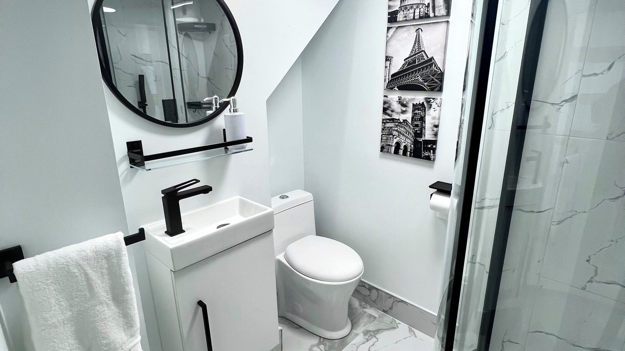 Photo of Bathroom in Lakeview