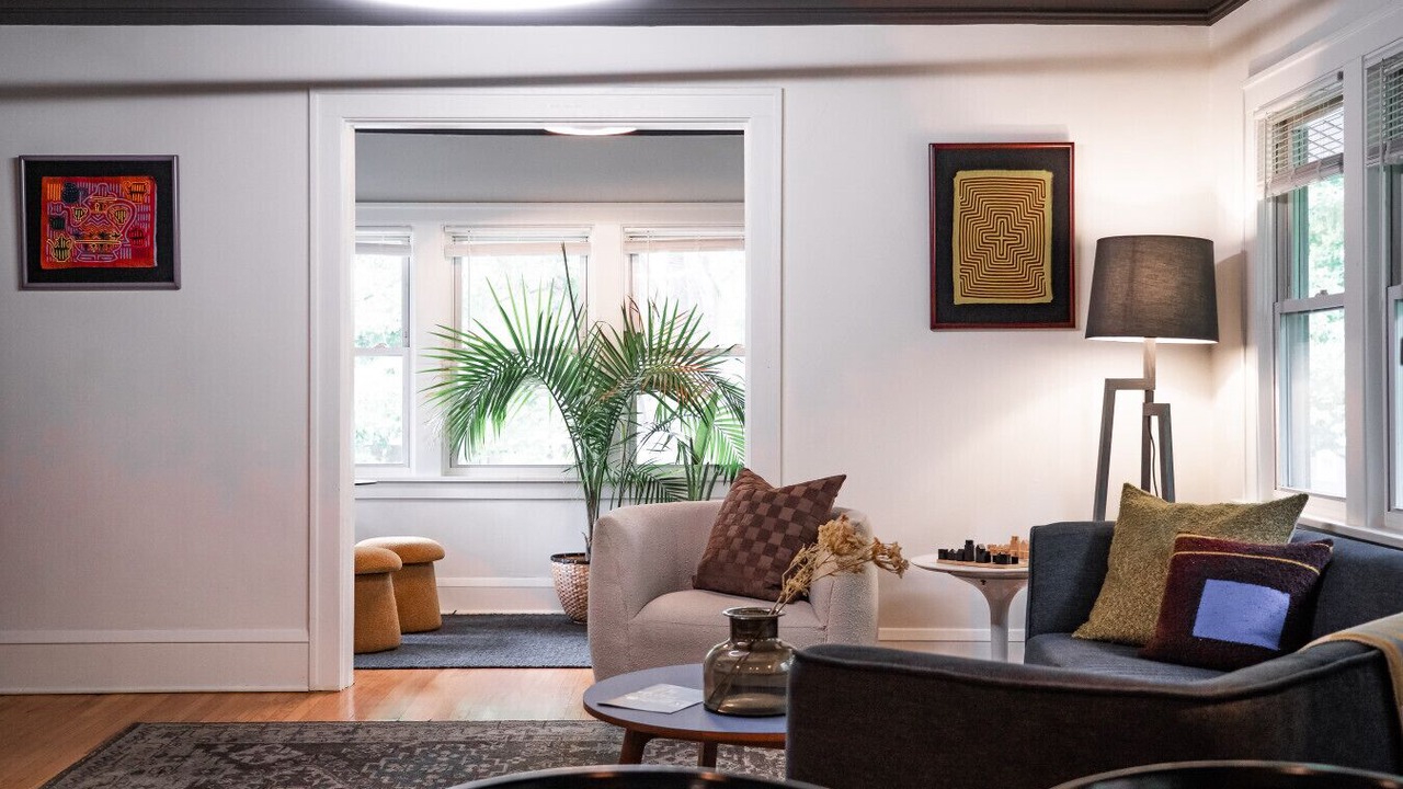Photo of Livingroom in Summit - University
