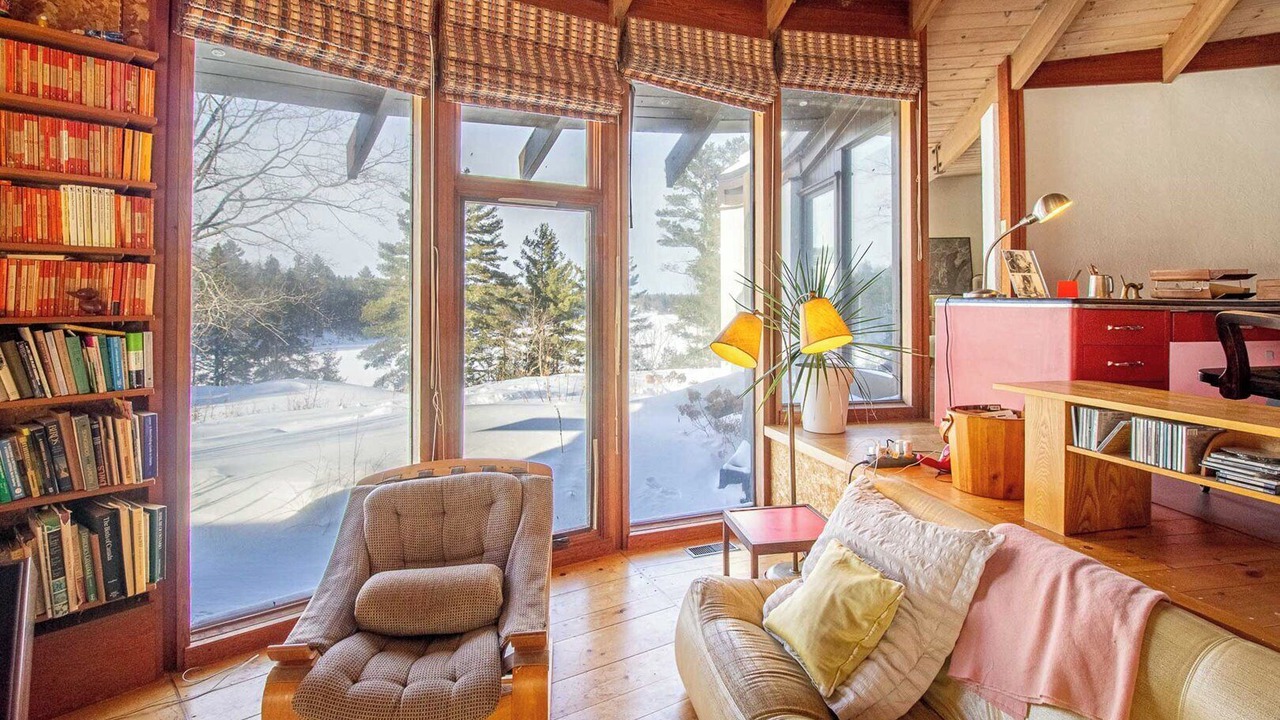 Photo of Livingroom in Central Frontenac