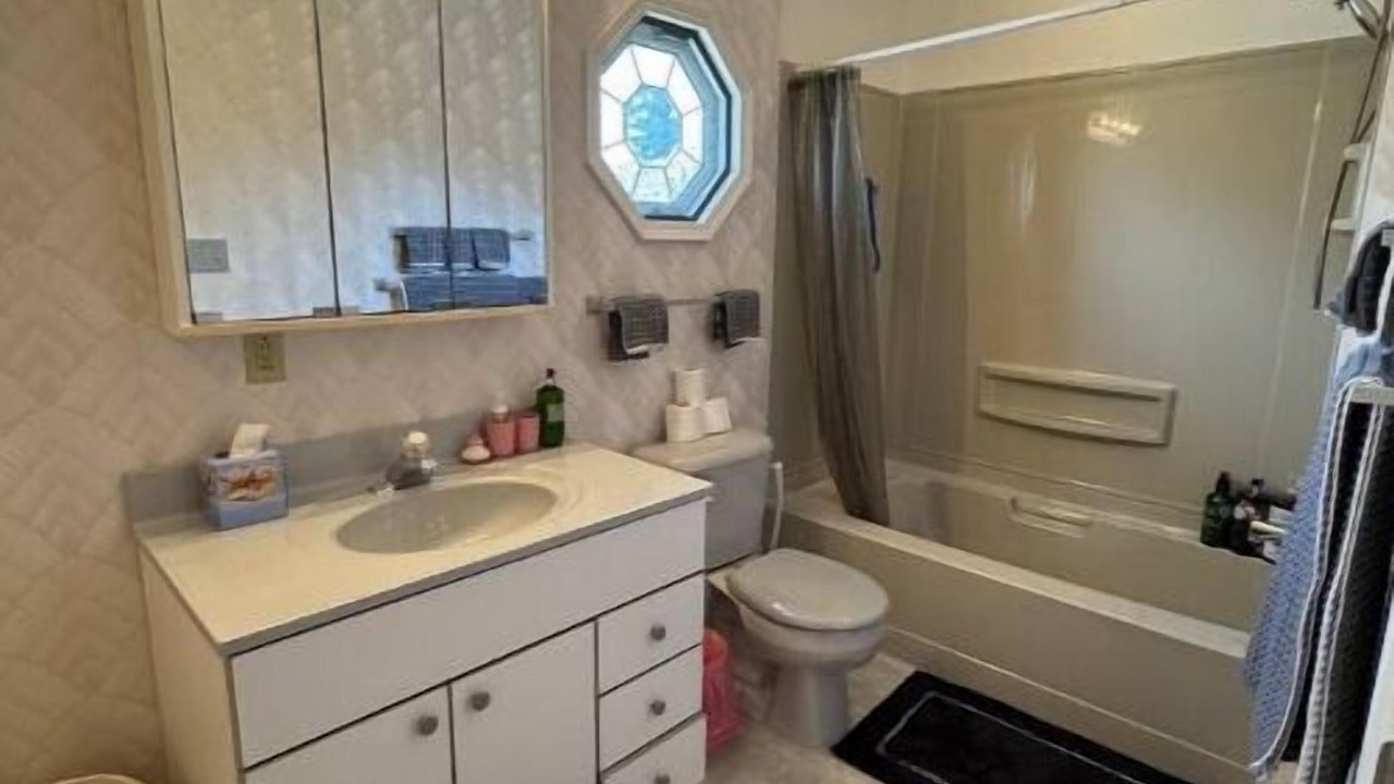 Photo of Bathroom in Lakeshore