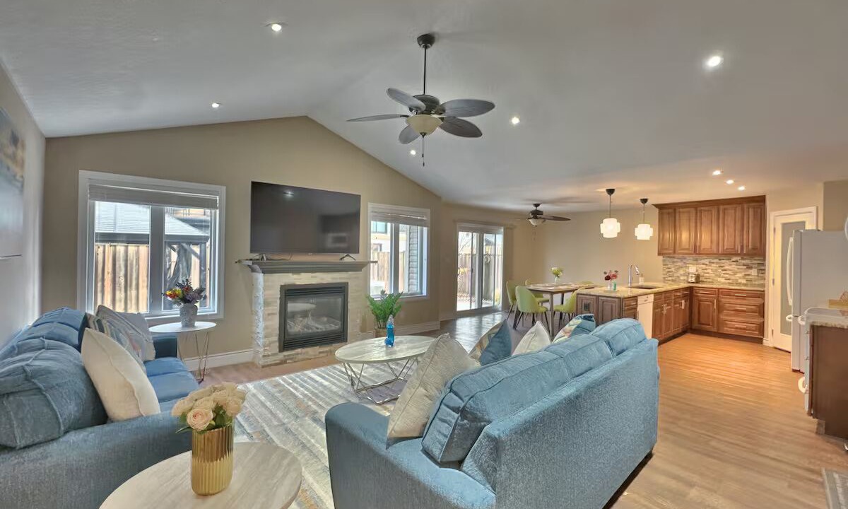 Photo of Livingroom in Grand Bend