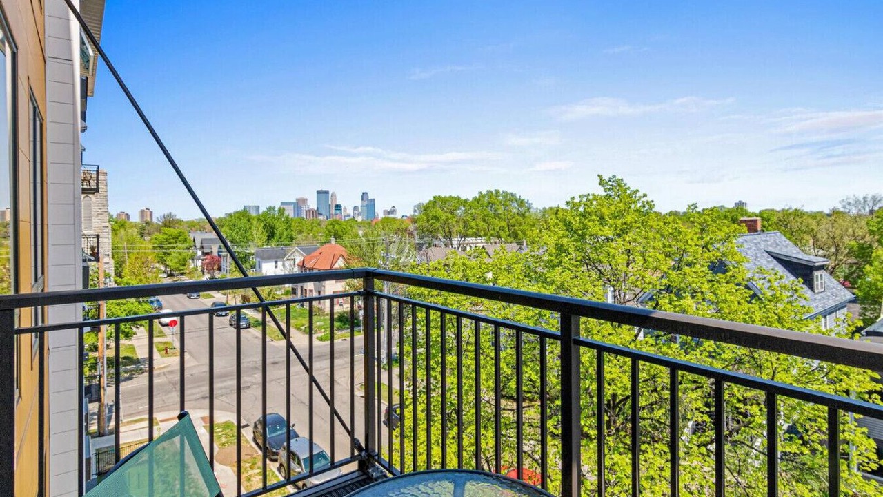 Photo of Patio Balcony in Lyn-Lake