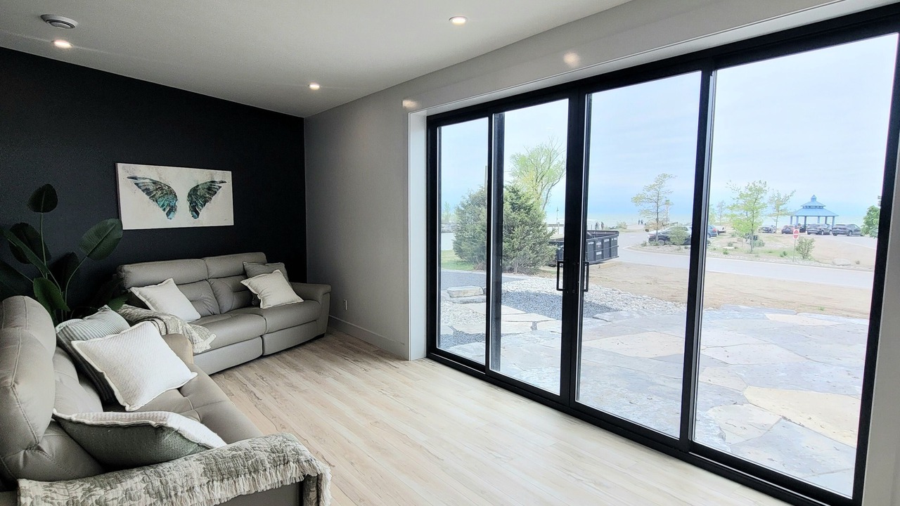 Photo of Livingroom in Grand Bend