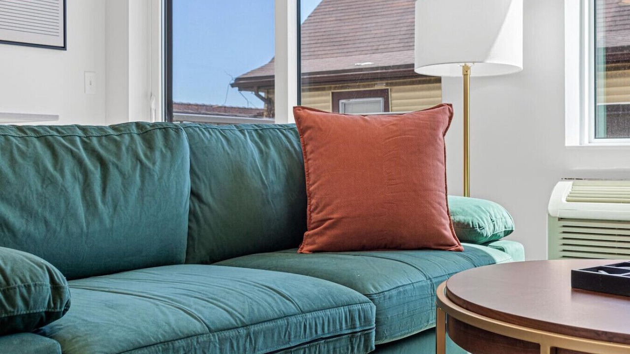 Photo of Bedroom in Lyn-Lake
