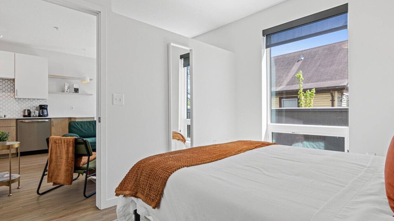 Photo of Bedroom in Lyn-Lake