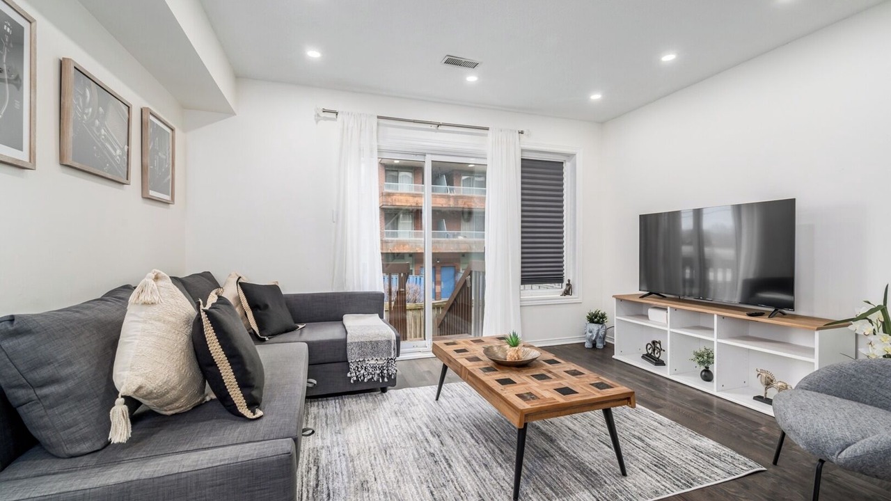 Photo of Livingroom in East Credit