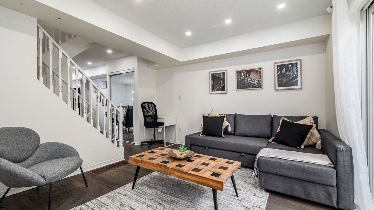 Photo of Livingroom in East Credit