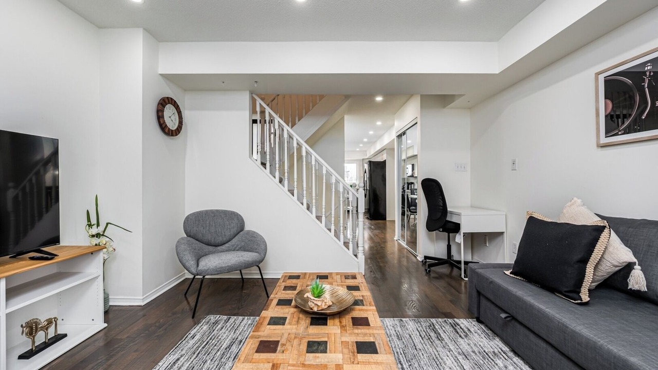 Photo of Livingroom in East Credit