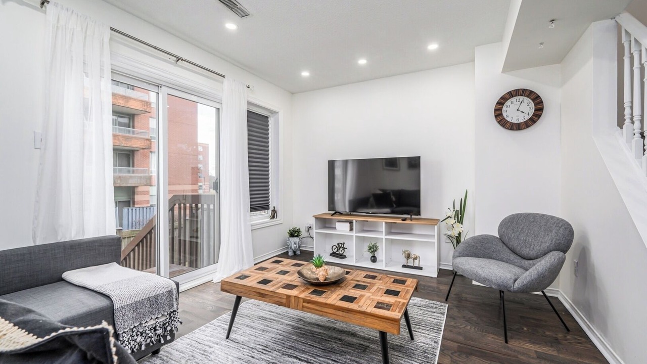 Photo of Livingroom in East Credit