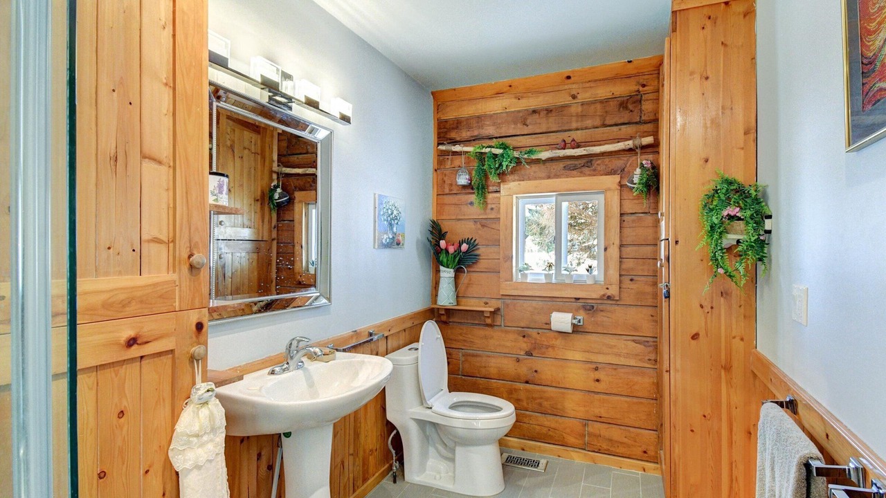 Photo of Bathroom in Marmora and Lake