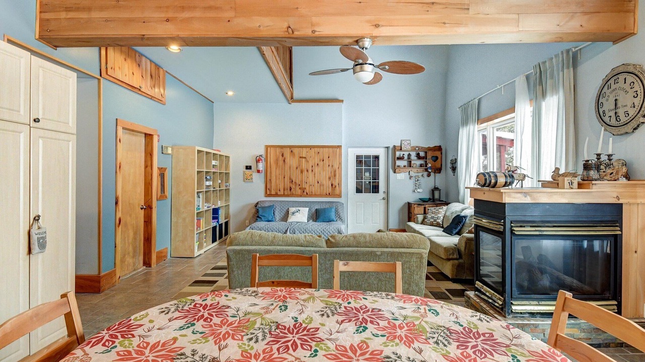 Photo of Livingroom in Marmora and Lake