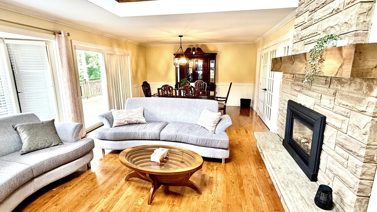 Photo of Livingroom in Mono