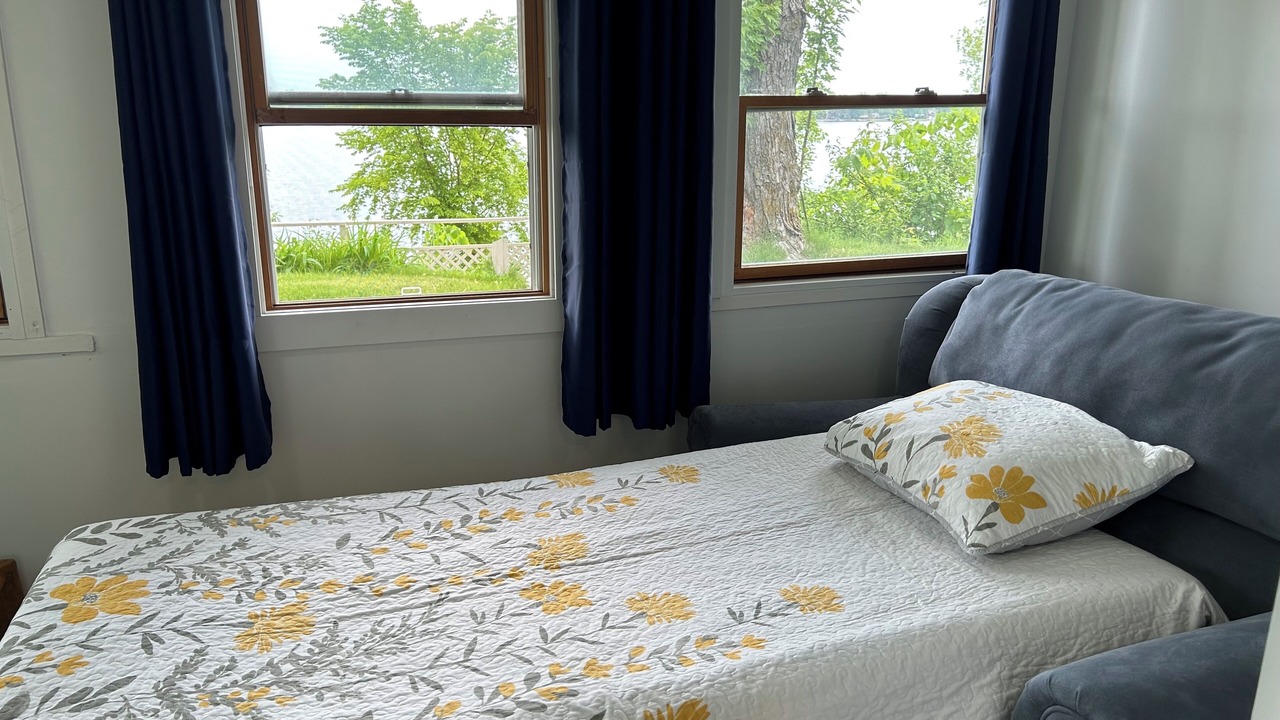 Photo of Bedroom in Maple Lake