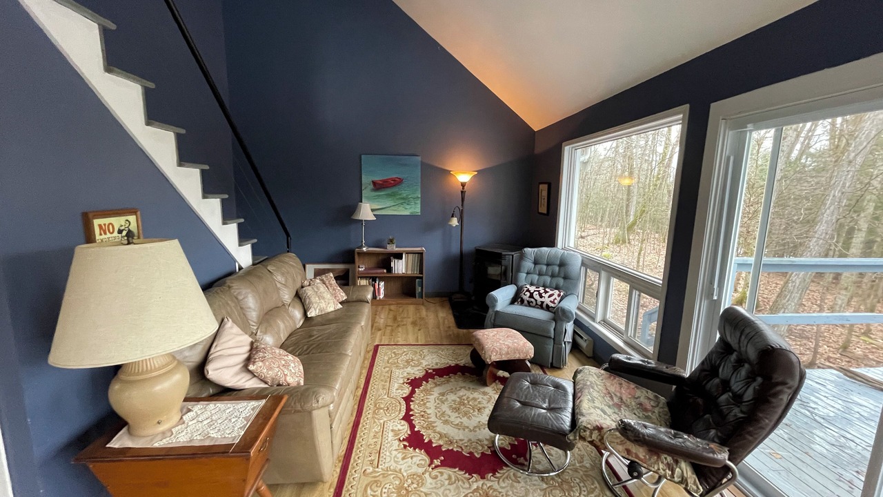 Photo of Livingroom in Central Frontenac