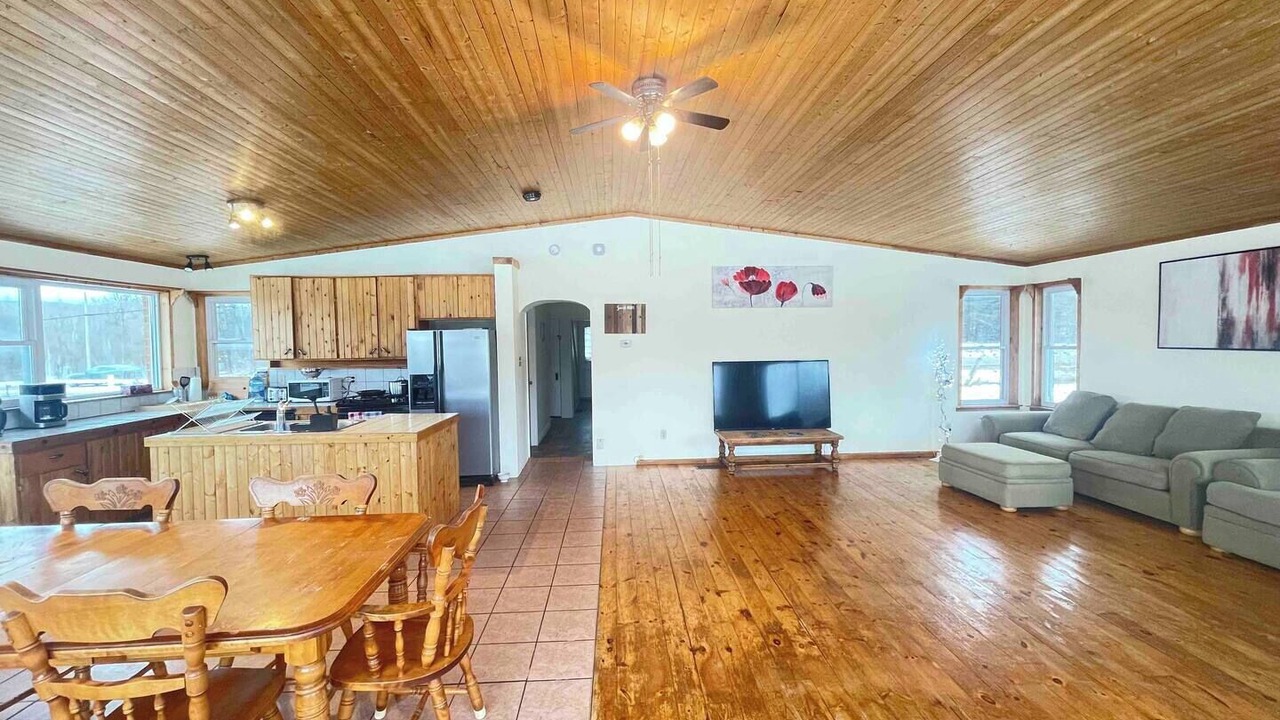 Photo of Livingroom in Victoria Harbour