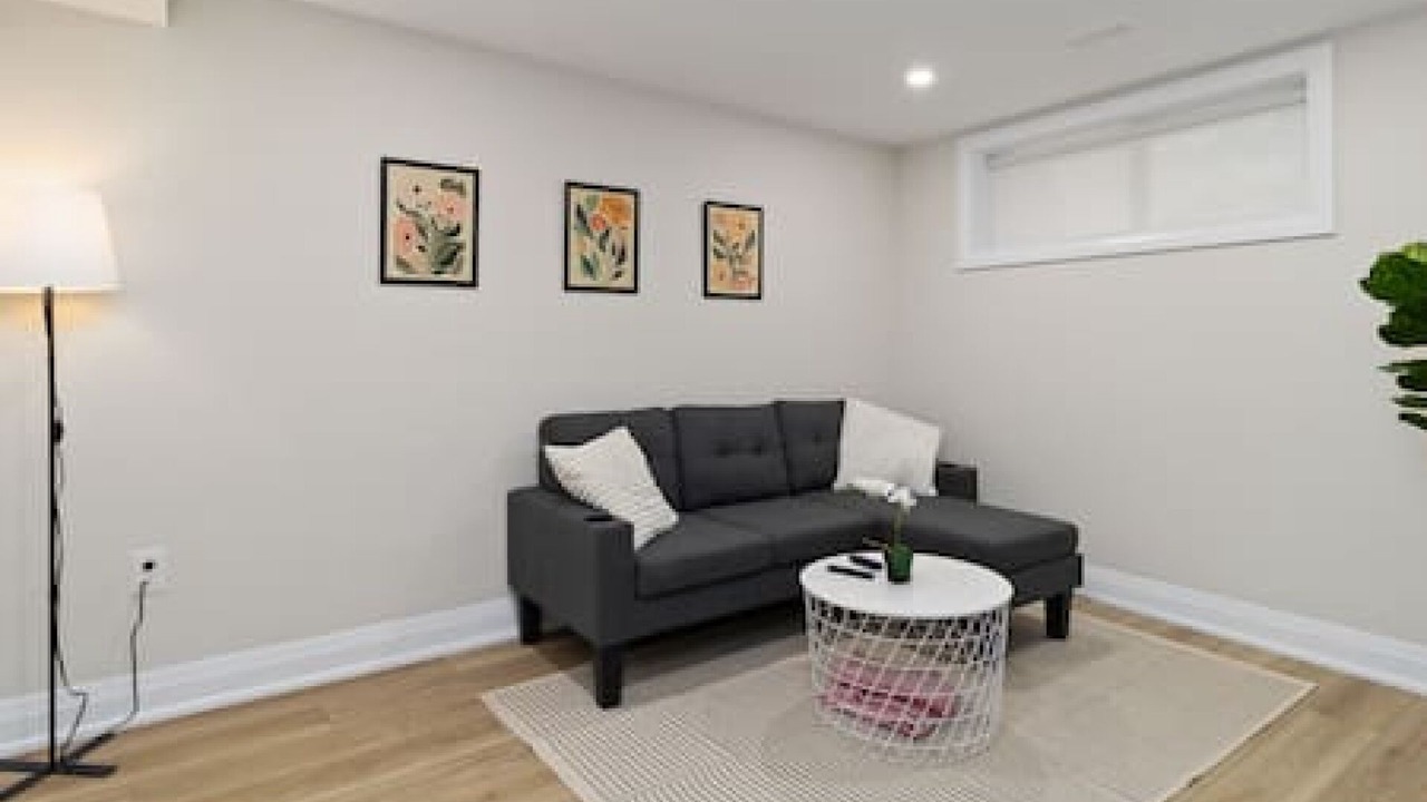 Photo of Livingroom in Clarkson-Lorne Park