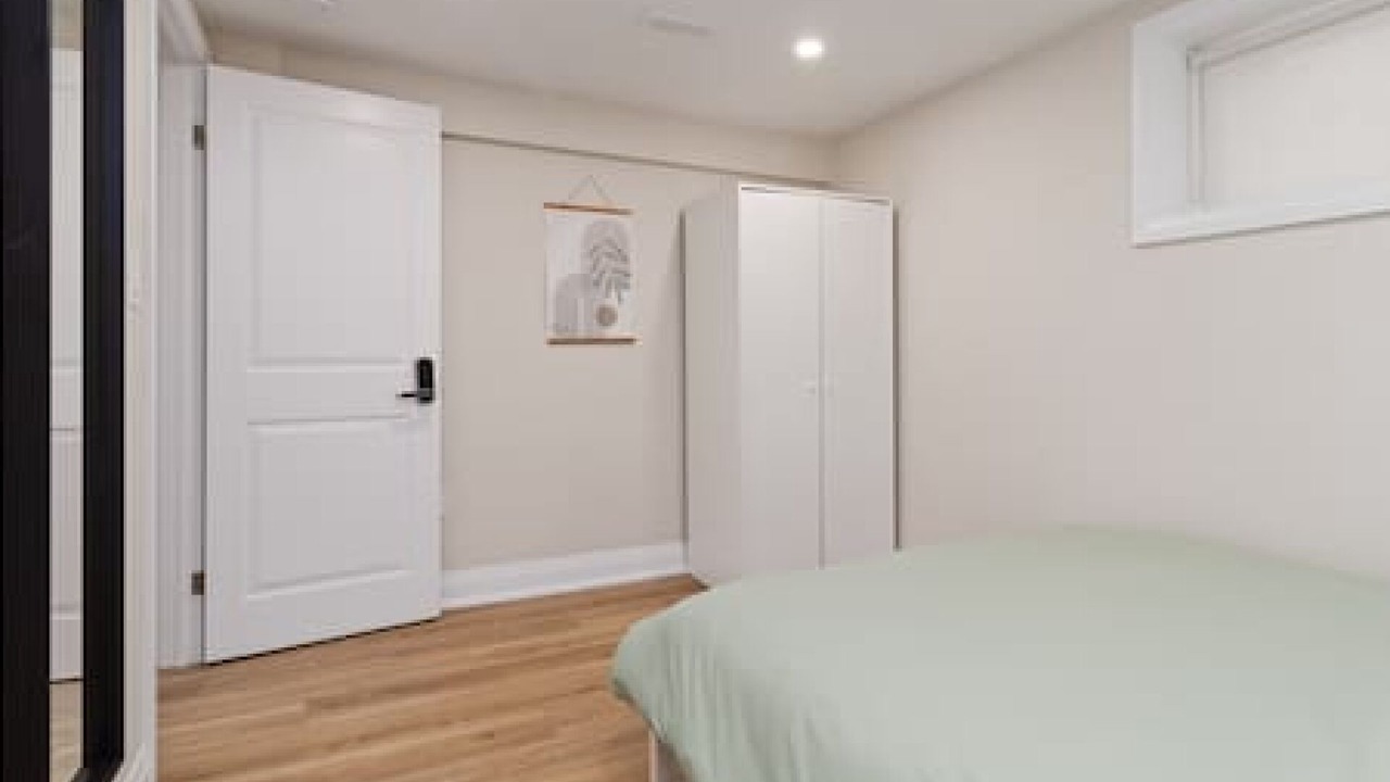 Photo of Bedroom in Clarkson-Lorne Park