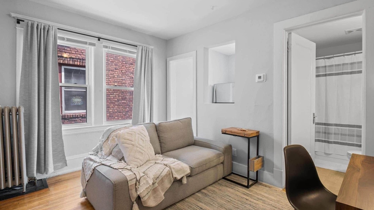 Photo of Livingroom in Lowry Hill East