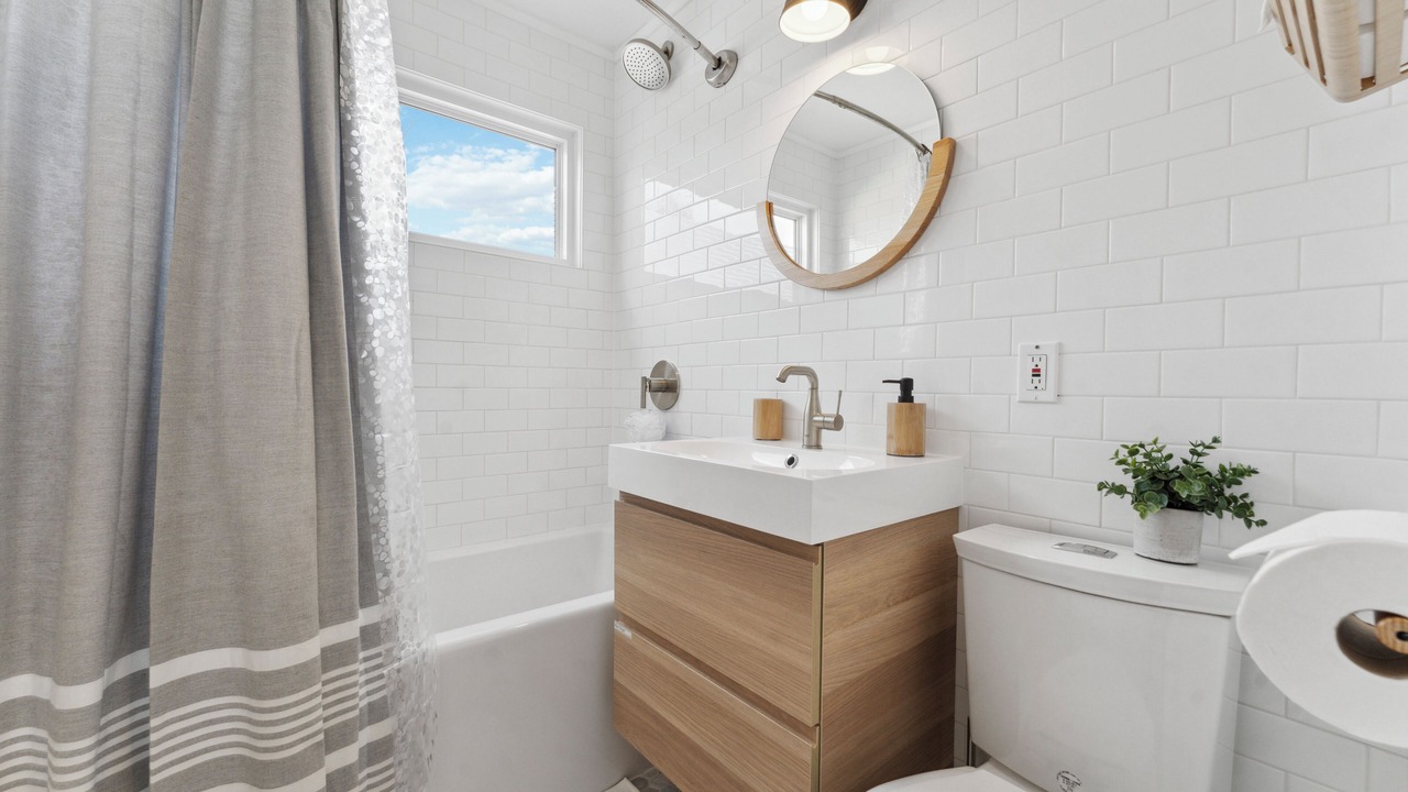 Photo of Bathroom in Civic Hospital - Experimental Farm - Central Park