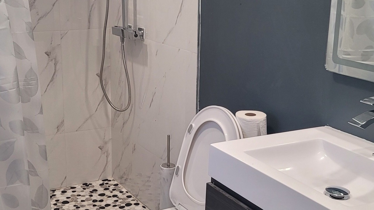Photo of Bathroom in Queen Street Corridor