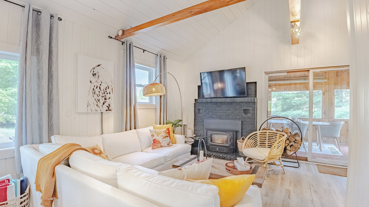 Photo of Livingroom in Central Frontenac
