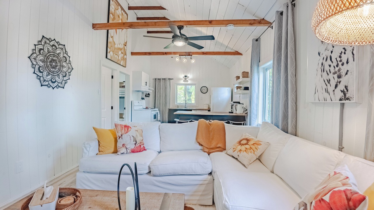Photo of Livingroom in Central Frontenac
