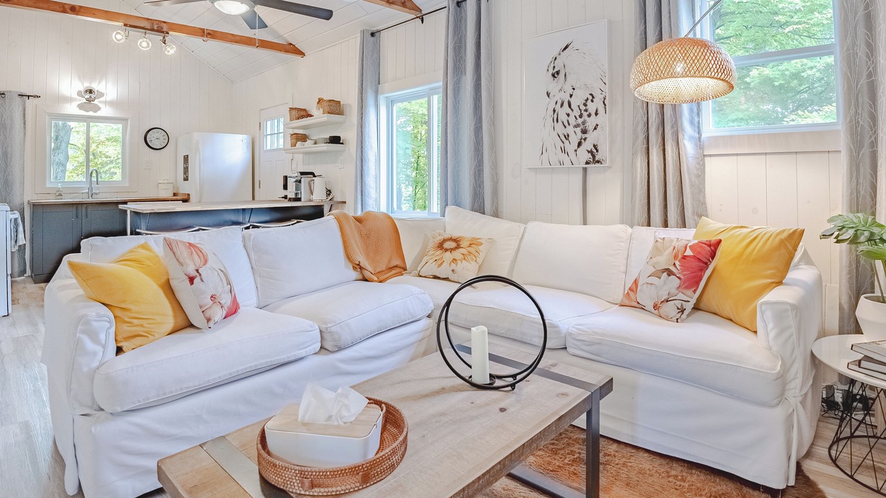 Photo of Livingroom in Central Frontenac