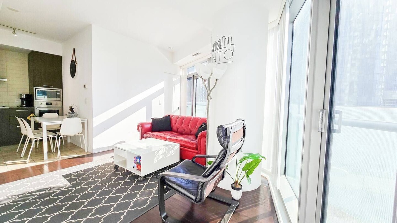 Photo of Livingroom in Toronto Entertainment District