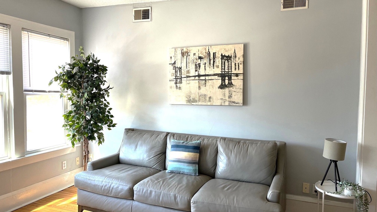 Photo of Livingroom in Summit - University