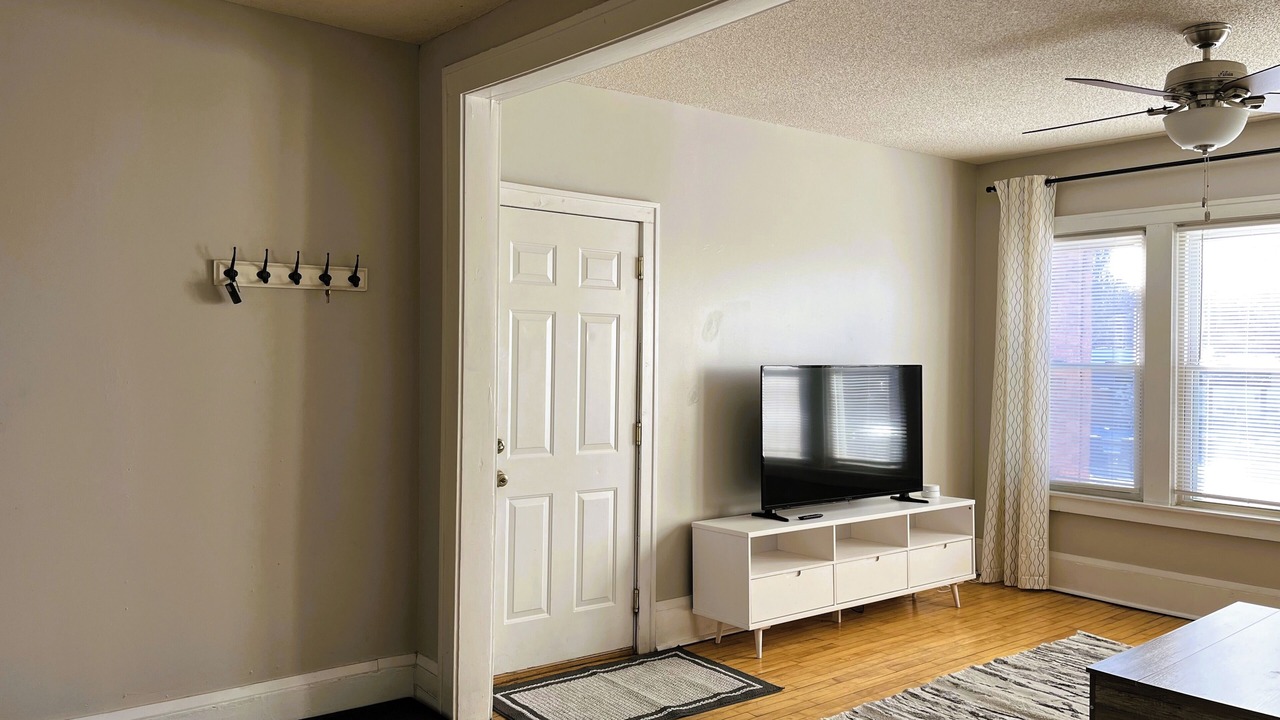 Photo of Livingroom in Summit - University