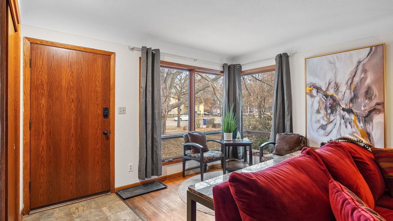 Photo of Livingroom in Summit - University