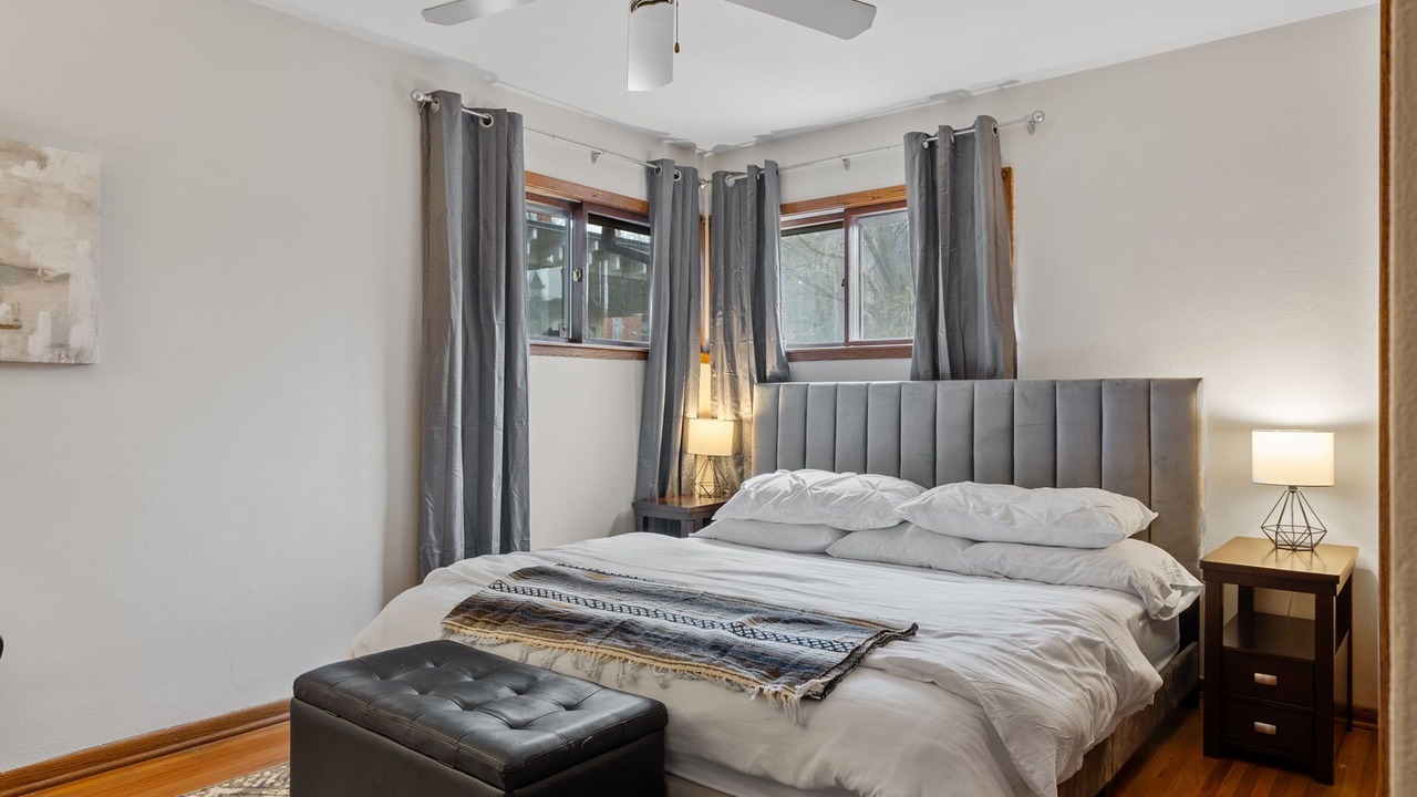 Photo of Bedroom in Summit - University