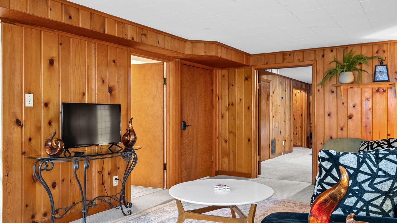 Photo of Livingroom in Summit - University