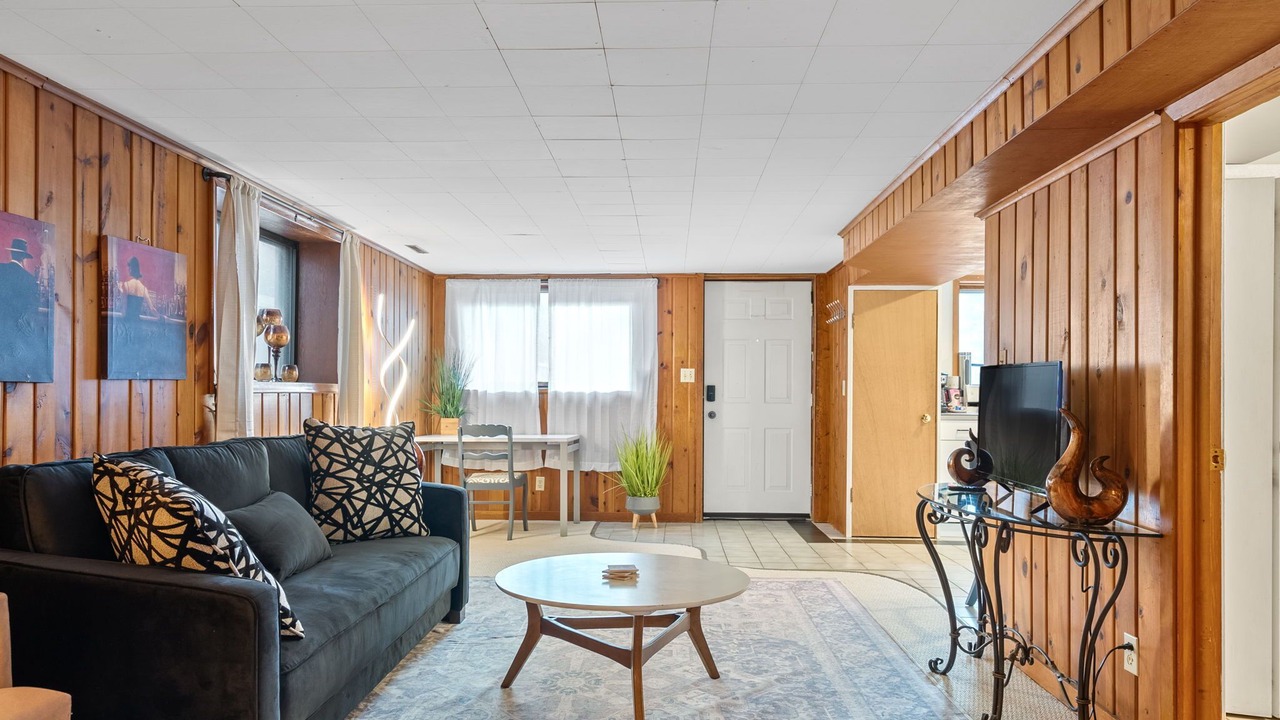 Photo of Livingroom in Summit - University